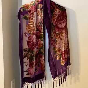 Makes a beautiful gift! Stunning scarf/wrap with tassels.